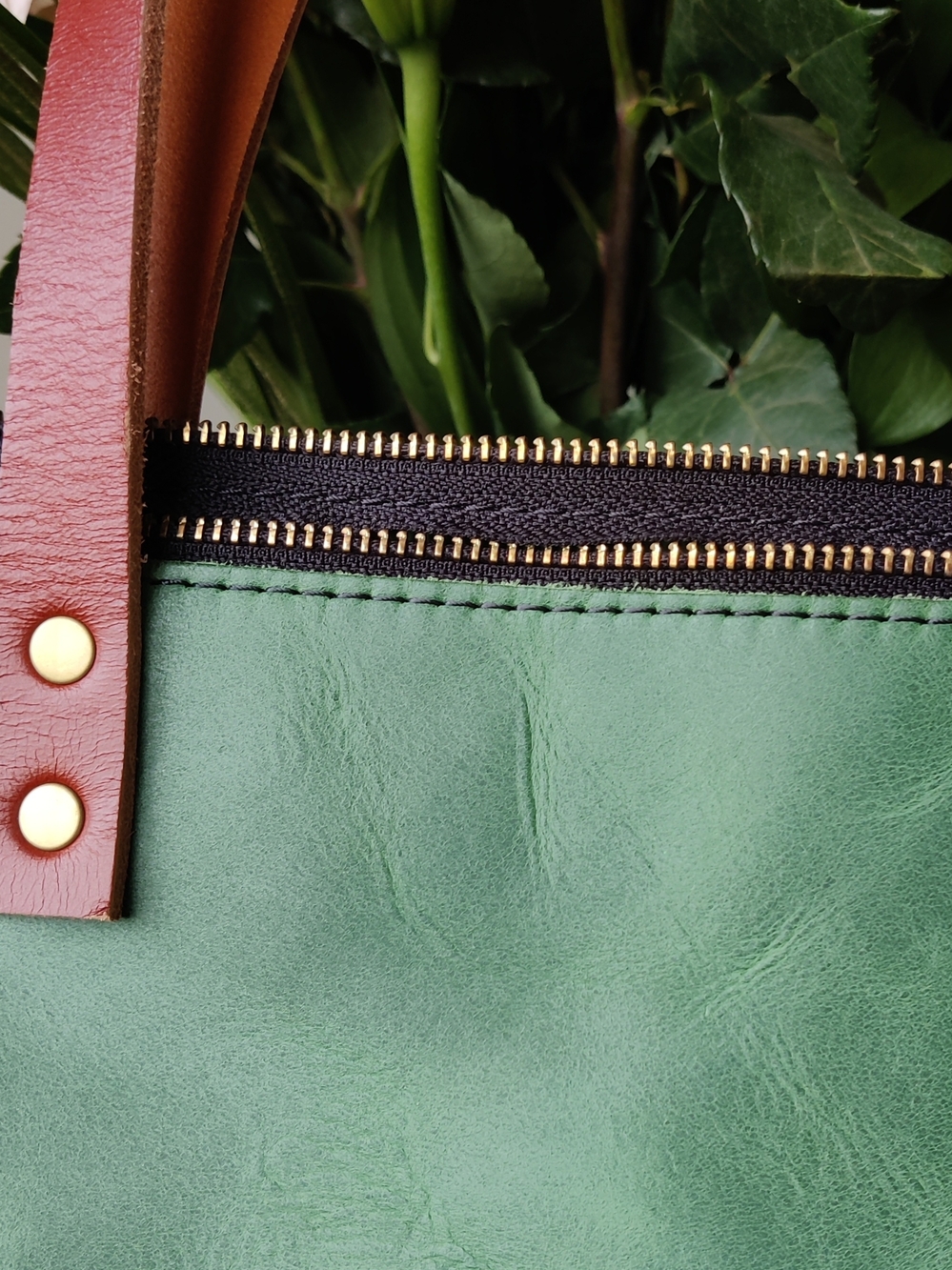 Portland Leather Medium Zipper Tote 🤠🌿 - Picture 9 of 16